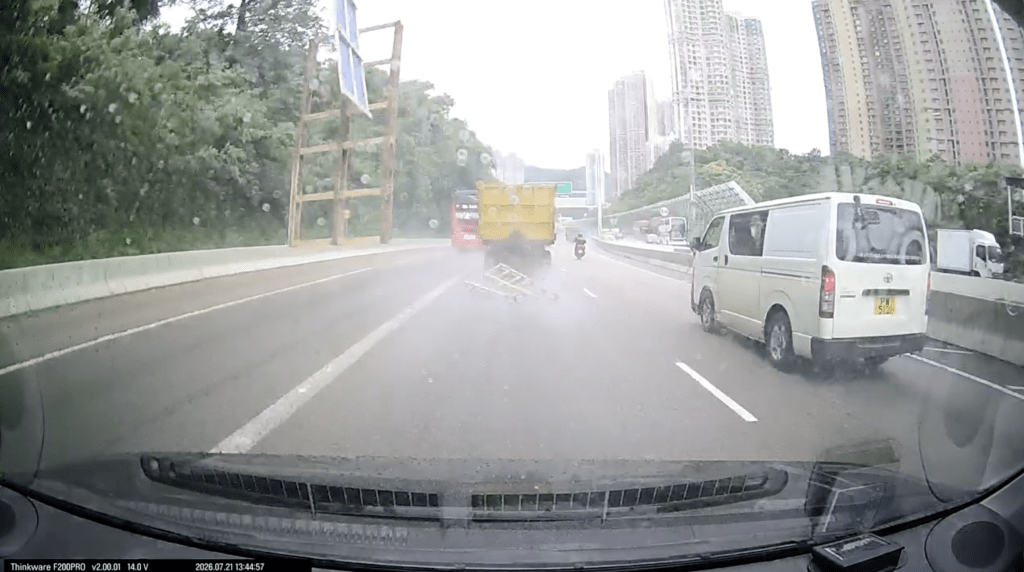 多塊卡板由泥頭車飛墮地面。車cam L(香港群組)影片截圖 多塊卡板由泥頭車飛墮地面。車cam L(香港群組)影片截圖