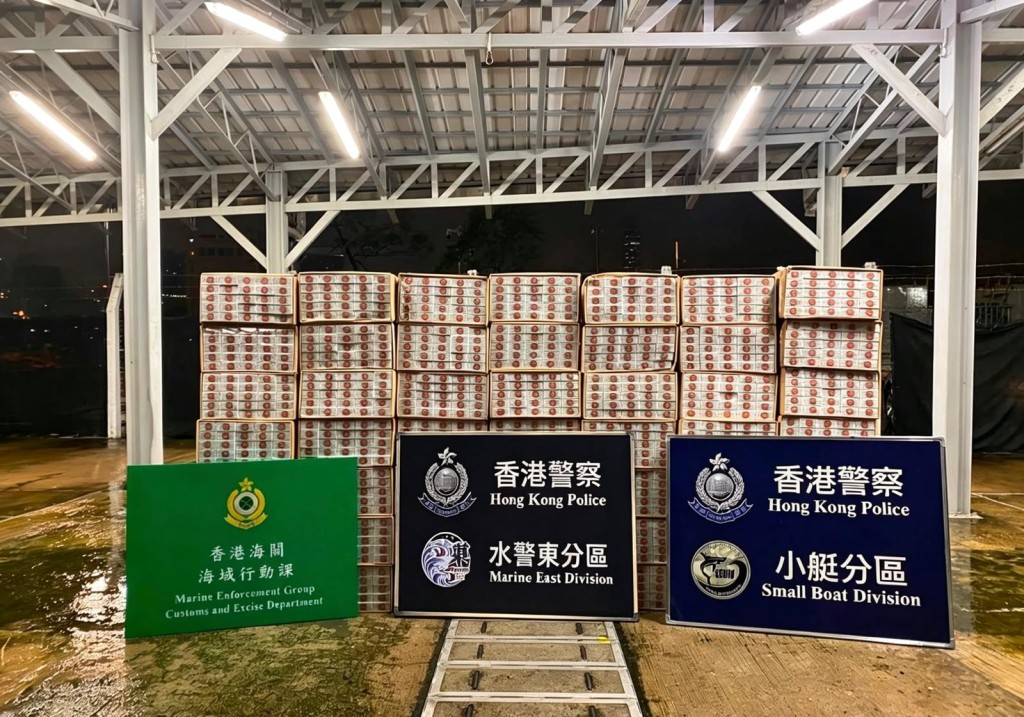 行動中共檢獲約158萬支懷疑私煙,估計總市值約711萬元,應課稅值約522萬元,並扣查兩部有關涉案貨車。警方提供 行動中共檢獲約158萬支懷疑私煙,估計總市值約711萬元,應課稅值約522萬元,並扣查兩部有關涉案貨車。警方提供
