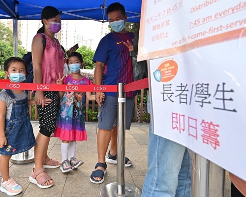本港暫未准許12歲以下兒童接種新冠疫苗，有醫生建議盡快降低疫苗接種年齡。資料圖片
