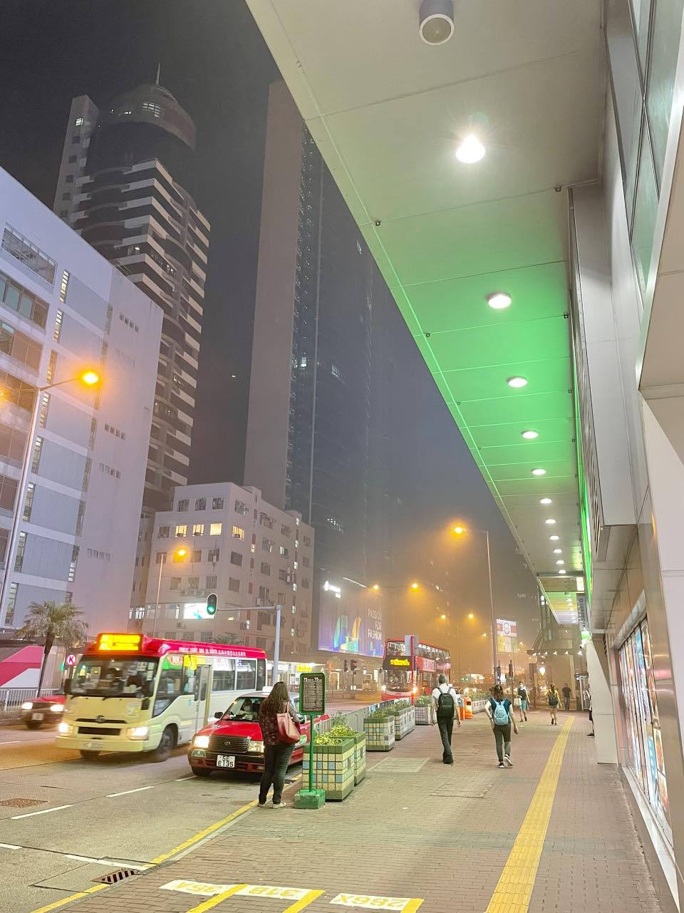 荔枝角晚上煙霧彌漫。香港突發事故報料區網民Calvin Tsang