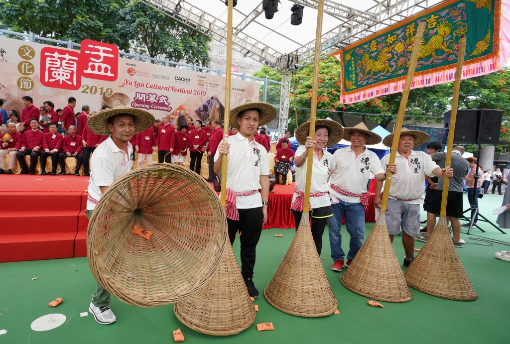 2023盂兰文化节｜「抢孤」竞赛 由于欠缺规范，活动容易造成混乱，有见及此，香港潮人盂兰胜会在六、七十年代起将之改为派米济贫。