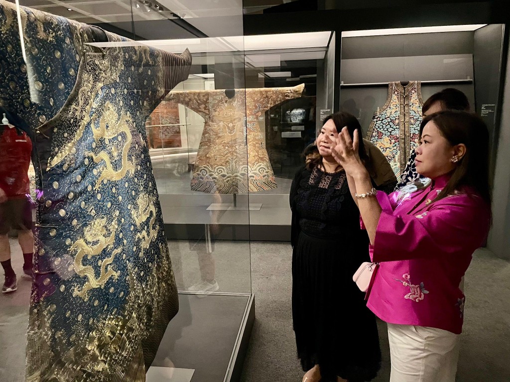 羅淑佩參觀香港藝術館「鑑古識今──敏求精舍六十五周年」專題展覽。羅淑佩FB圖片 羅淑佩參觀香港藝術館「鑑古識今──敏求精舍六十五周年」專題展覽。羅淑佩FB圖片