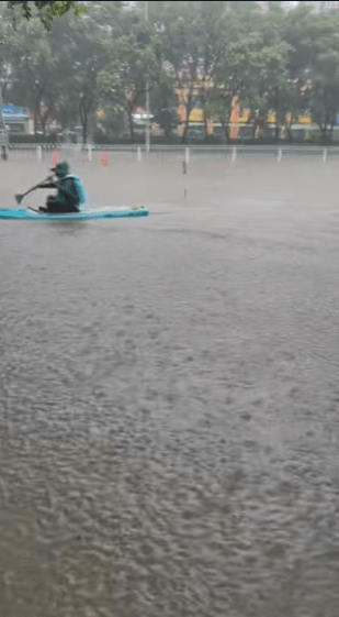 受台风巴威外围环流影响，沈阳市因暴雨陷入历史性瘫痪。 抖音