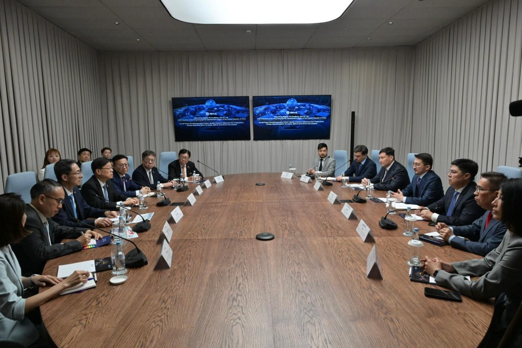 李家超與哈薩克斯坦副總理兼人工智能和數字發展部部長馬季耶夫(右四)會面。旁為中國駐哈薩克特命全權大使韓春霖(左三)、律政司副司長張國鈞(左五)、財經事務及庫務局局長許正宇(左二)、商務及經濟發展局局長丘應樺(左六)、行政長官辦公室主任葉文娟(左一)和貿發局主席馬時亨(左七)。 李家超與哈薩克斯坦副總理兼人工智能和數字發展部部長馬季耶夫(右四)會面。旁為中國駐哈薩克特命全權大使韓春霖(左三)、律政司副司長張國鈞(左五)、財經事務及庫務局局長許正宇(左二)、商務及經濟發展局局長丘應樺(左六)、行政長官辦公室主任葉文娟(左一)和貿發局主席馬時亨(左七)。