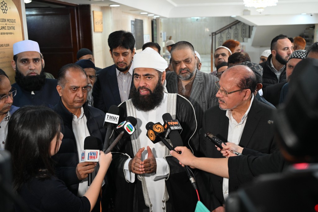 （中）香港回教信託基金教長 Mufti Muhammad Arsad。
