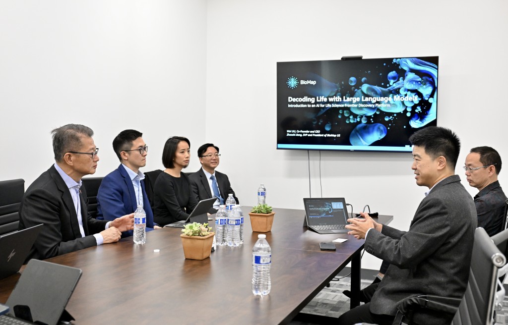陳茂波到訪美國矽谷的一間從事人工智能和生命科技的初創企業。政府新聞處圖片