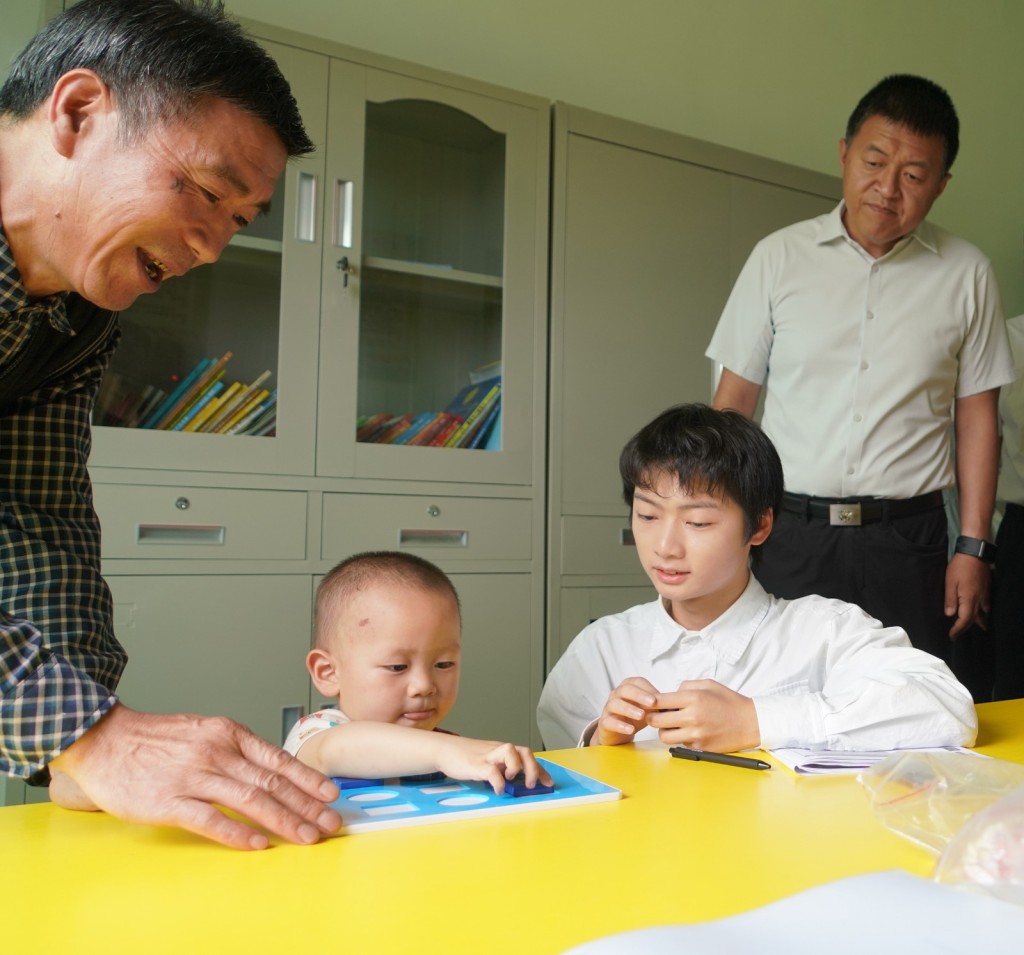 「慧育中國」計劃透過定期家訪，支援照顧者與幼兒的互動，促進幼兒早期發展。 (圖片來源：城大提供)