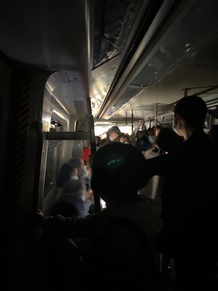 列車內漆黑一片。（fb：日出康城 Lohas Park @ 家在康城）