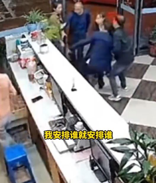 袁勝敏醉酒後在酒店大堂鬧事辱罵職員。影片截圖