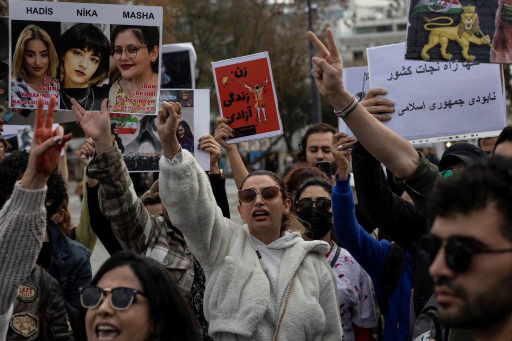 伊朗「头巾革命」源于库尔德族女子阿米尼9月中旬因未戴好头巾，在被警员拘留期间丧命。路透