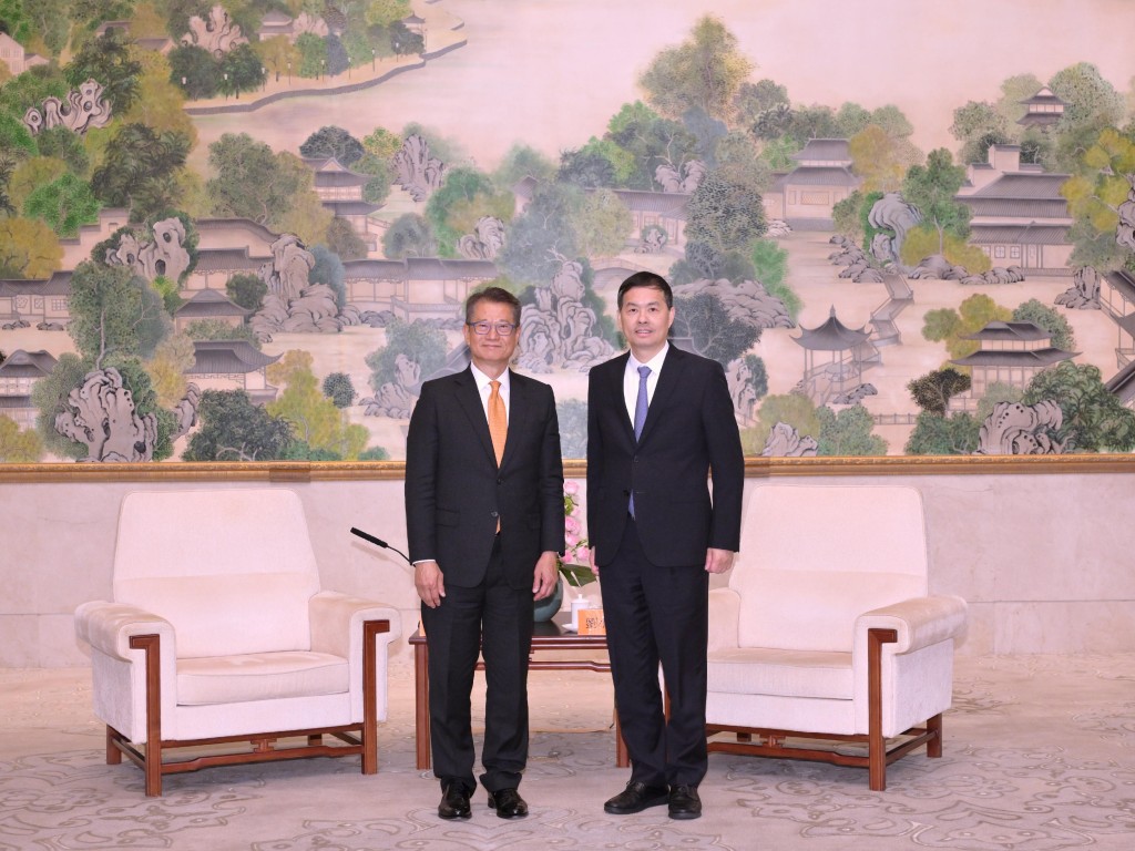 陈茂波（左）与苏州市委书记刘小涛（右）会面。政府新闻处