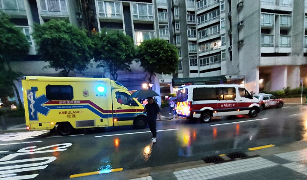 警車及救護車到場。網圖 警車及救護車到場。網圖