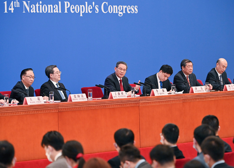 李强去年在人大当选总理后主持记者会。