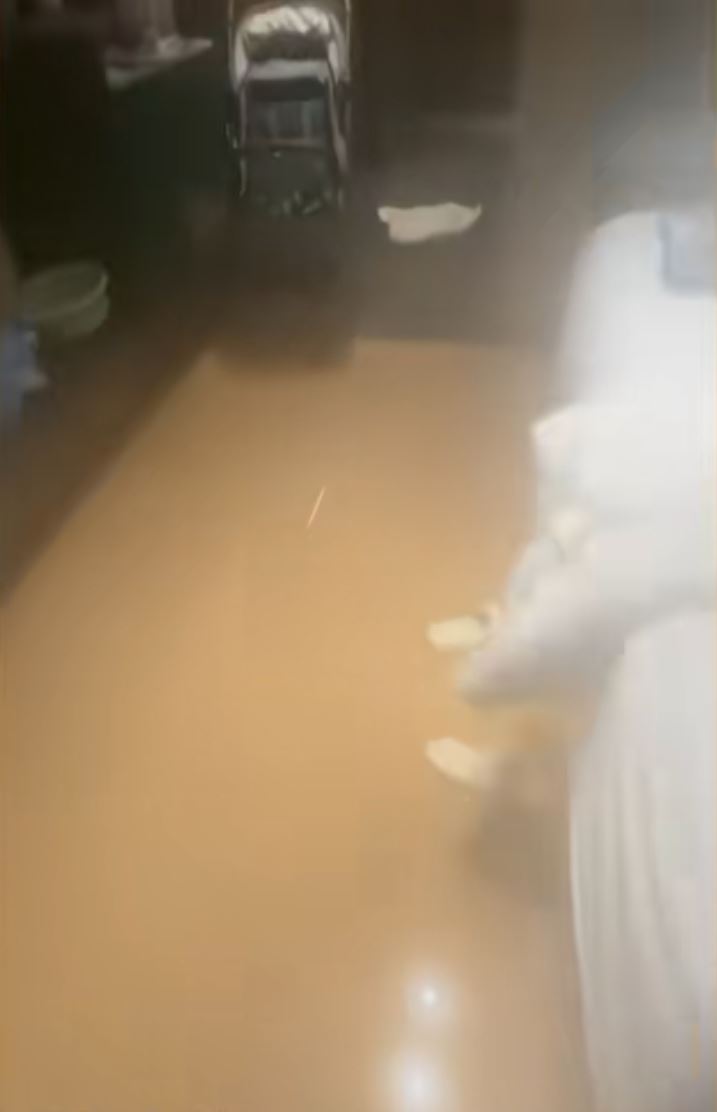 傅先生被困洗手间4小时，要消防花洒喷水浸出走廊才被发现。