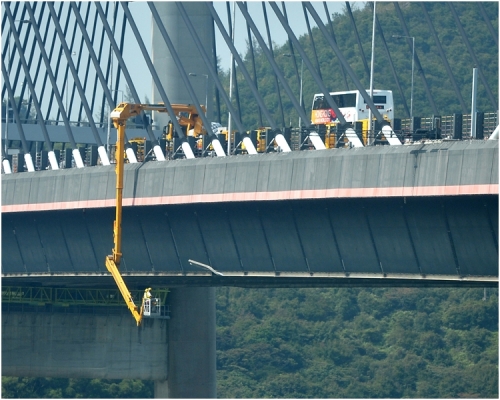 律政司代表路政署入禀高院，索偿122.5万，用作维修汲水门大桥的损坏。
