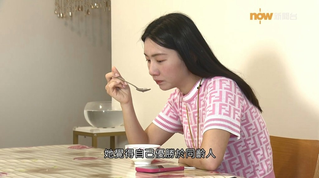 其銀行戶口一度只剩下5、6,000元,慘呻「我冇錢開飯……嗰陣我係日日喊囉」,後悔供樓犧牲了生活質素。 其銀行戶口一度只剩下5、6,000元,慘呻「我冇錢開飯……嗰陣我係日日喊囉」,後悔供樓犧牲了生活質素。
