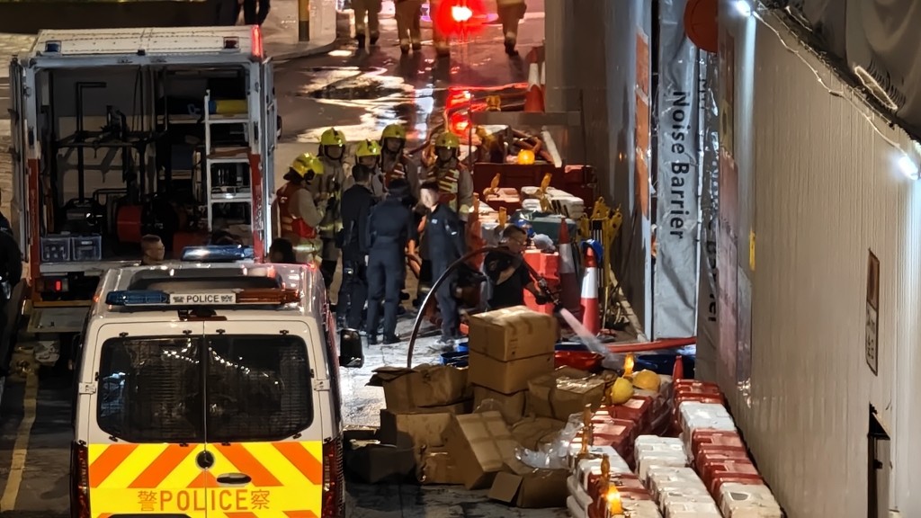 消防全力協助爆炸品處理課人員拆彈。