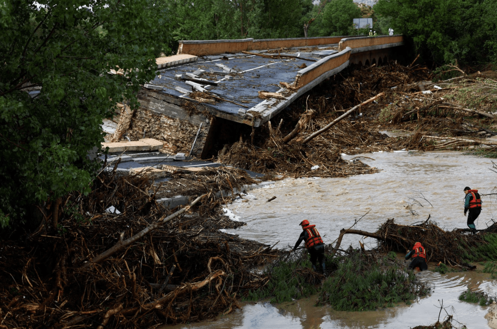 西班牙國民警衛隊搜救隊在一座因大雨倒塌的橋樑上尋找失蹤者。路透社