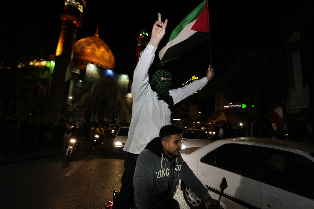 示威者在德黑兰挥舞著伊朗和巴勒斯坦国旗。美联社