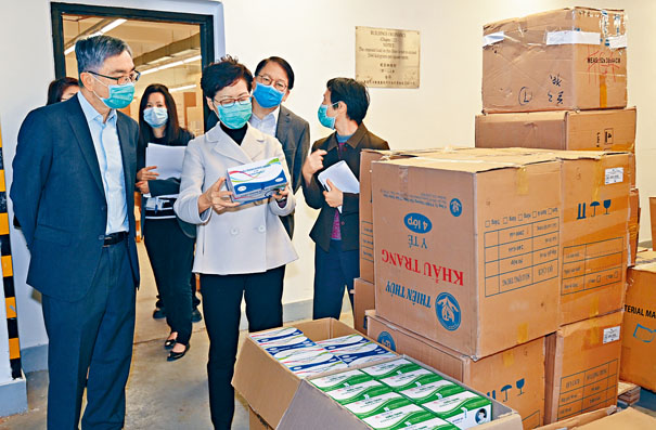 政府推出的「口罩生產資助計畫」今接受申請。圖為林鄭月娥檢視各界捐贈的口罩。