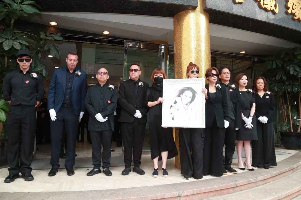 兩位胞姊與8名扶靈親友在殯儀館外讓傳媒拍照。