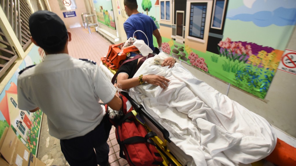 清水灣私家車失控直剷山坡釀2傷 男司機嚴重受傷送院