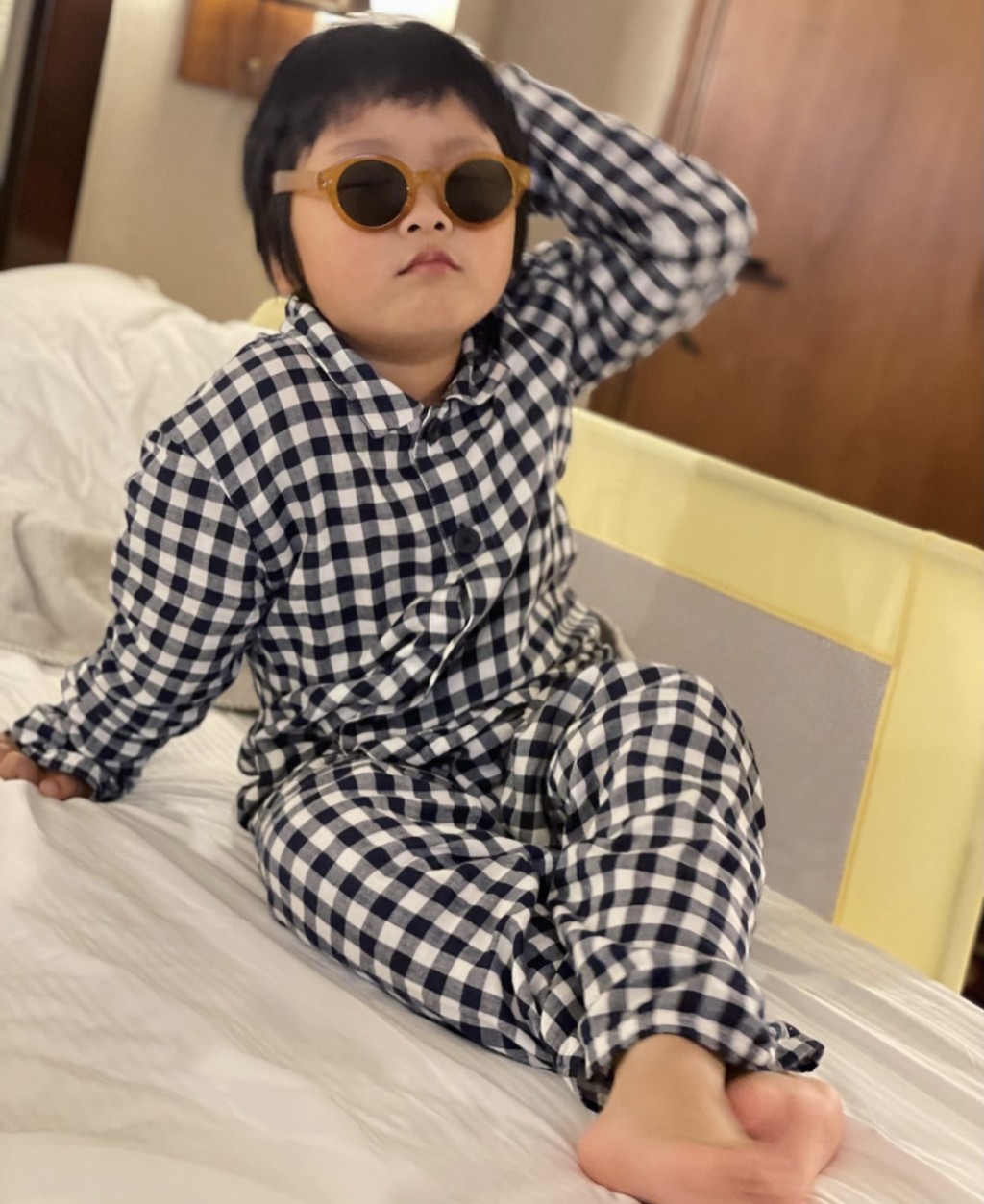 AJ人仔細細，好識擺pose 。