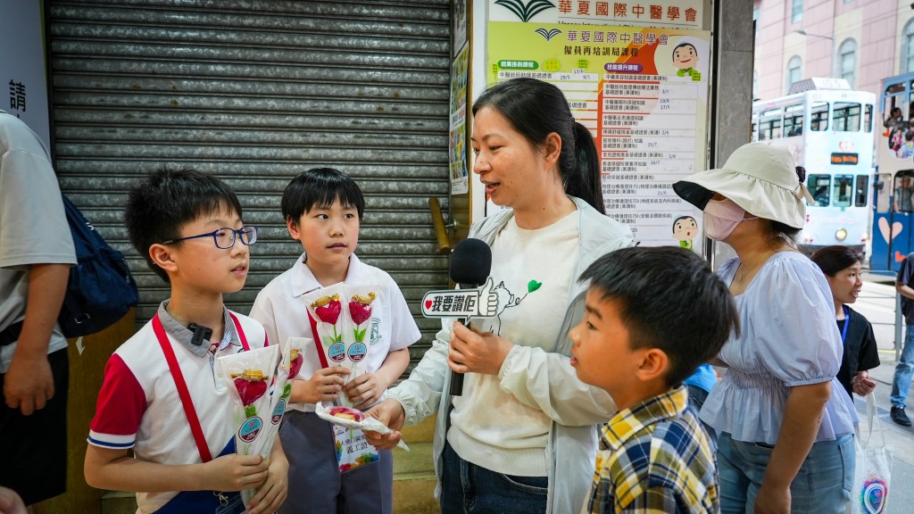李小姐提及,這是她第一次收到除了自己孩子以外的小朋友贈送的鮮花。 李小姐提及,這是她第一次收到除了自己孩子以外的小朋友贈送的鮮花。
