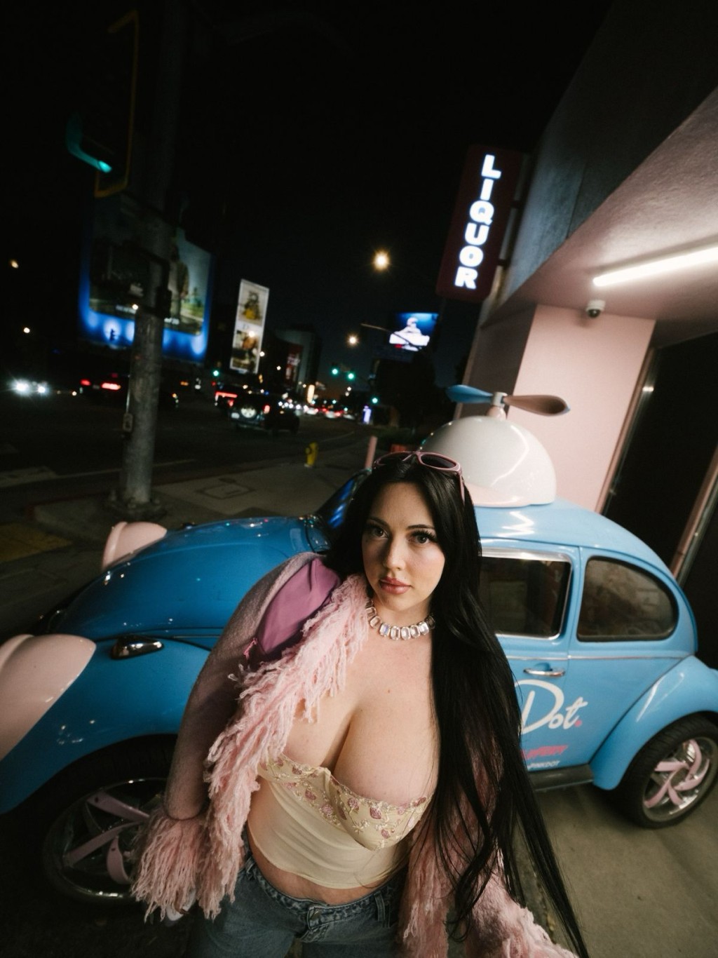 Bekuh Boom未有就范堕胎,因而返回美国。 Bekuh Boom未有就范堕胎,因而返回美国。