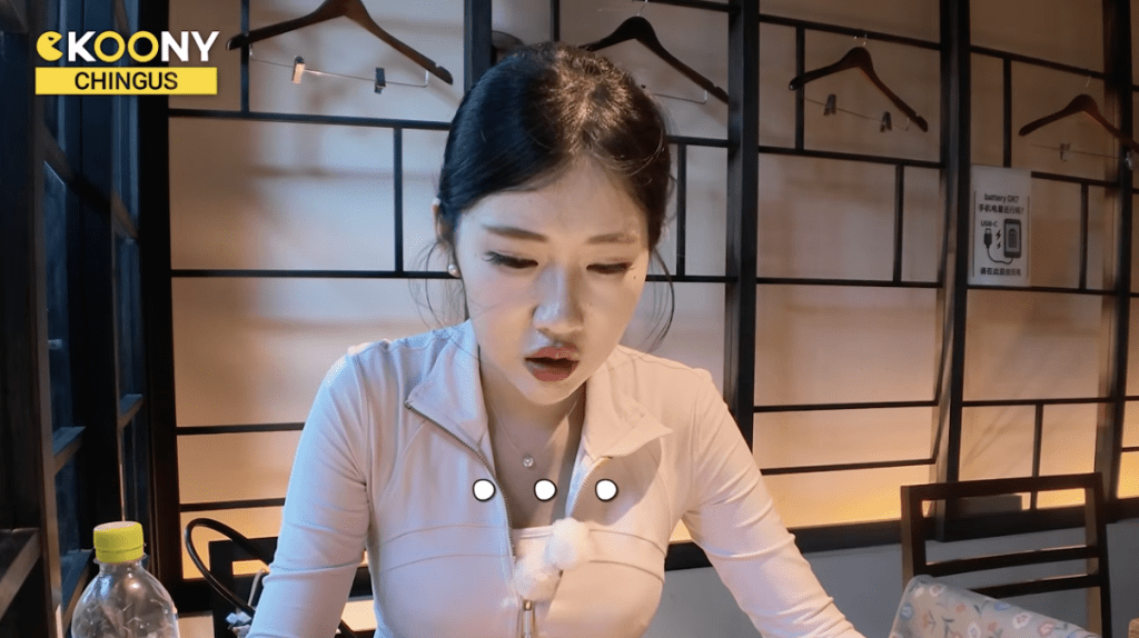 发觉英文餐牌价格高昂，觉得不妥。
