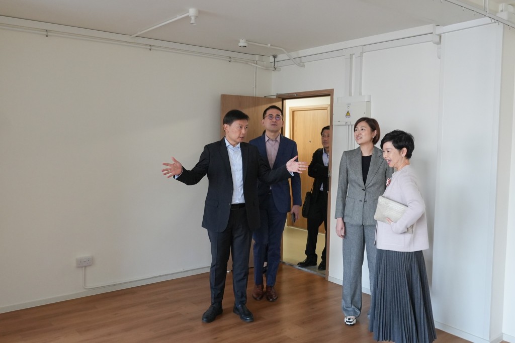 一行人實地參觀彩興簡約公屋。