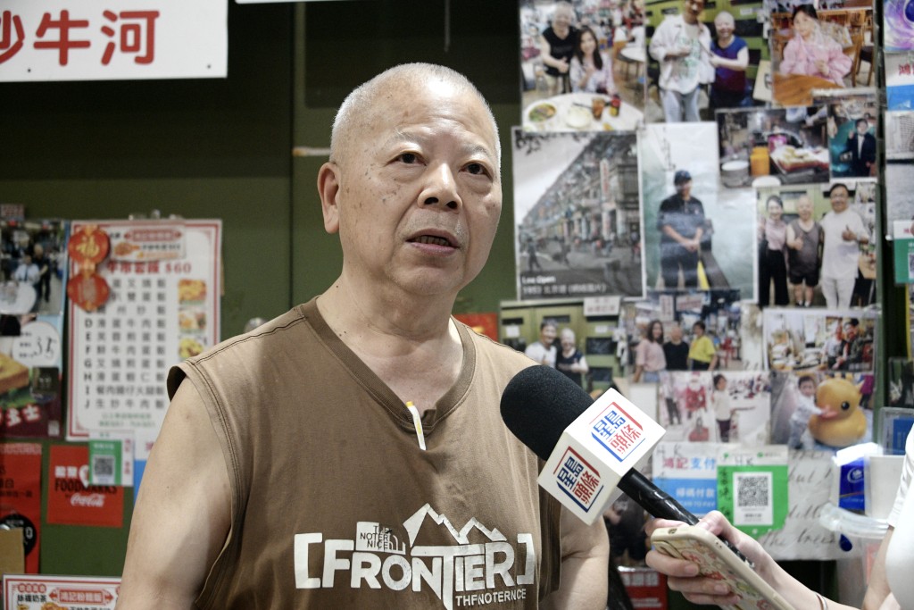 海防道臨時熟食小販市場食肆老闆鄭先生表示,生意只比平時周末稍好,並未因假期而大幅提升。 海防道臨時熟食小販市場食肆老闆鄭先生表示,生意只比平時周末稍好,並未因假期而大幅提升。