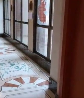 由森美分享的影片可见，其寓所窗户玻璃碎裂。