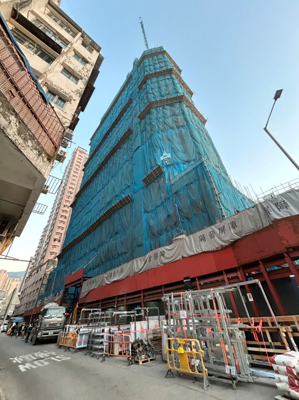 現場為黃大仙飛鳳街45號一地盤。