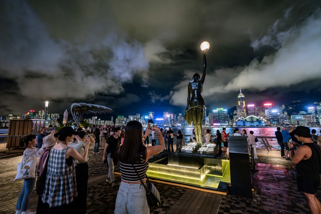 星光大道管理有限公司与 K11 MUSEA 合办的文化海滨市集「星光夜市 Night Market by The Sea」，星光大道旁将有现场音乐表现， 向香港电影文化致敬。K11供图