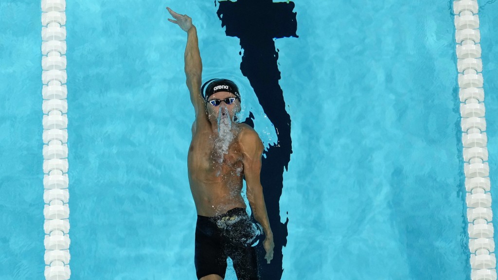 塞康（Thomas Ceccon）在100米背泳决赛上的英姿。 美联社