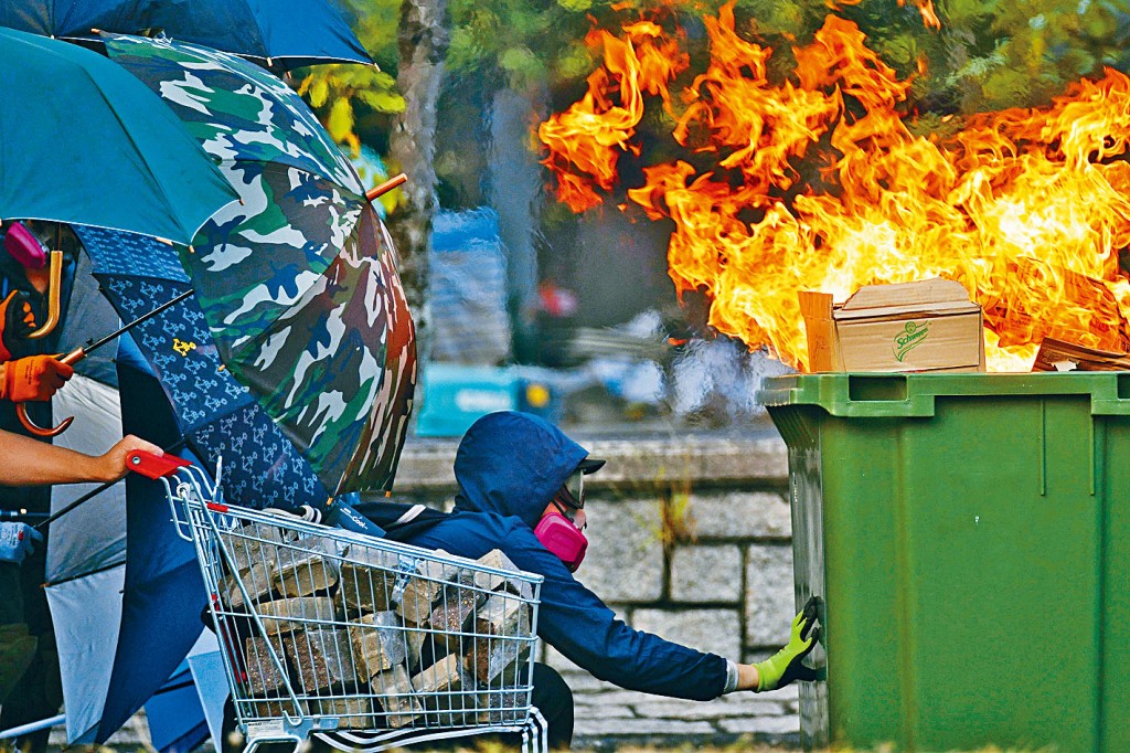前年十一月发生全港「三罢」行动，大埔有示威者与防暴警对峙。
