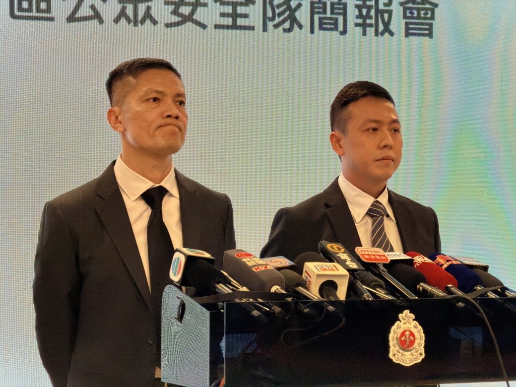 左起：消防處高級消防區長（樓宇改善策略及特別行動）黎健武、消防處分區副指揮官（九龍西）/公眾安全馮景楠