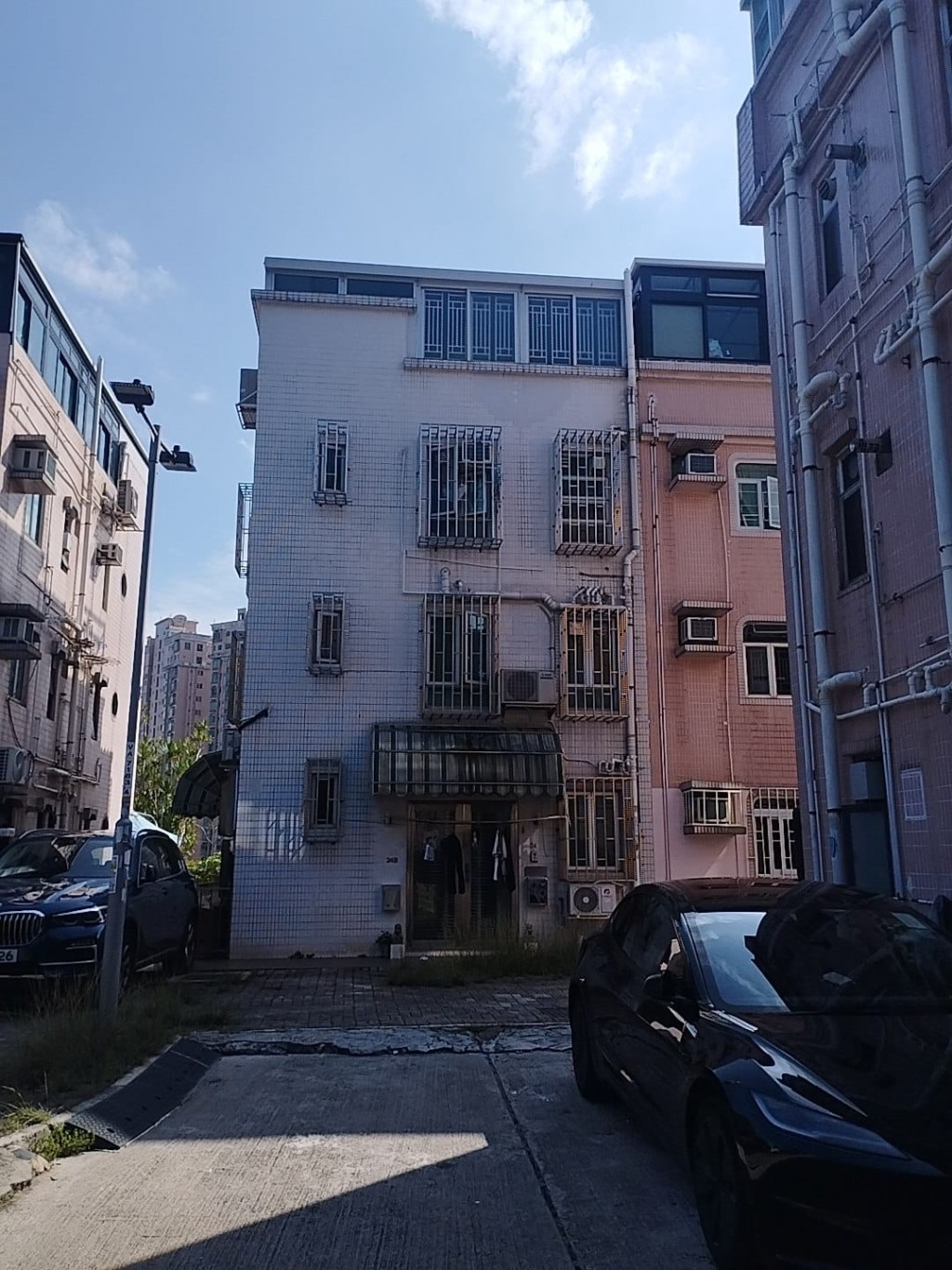 單位開拍價950萬元,較銀行估價1200萬元低250萬元或約21%。 單位開拍價950萬元,較銀行估價1200萬元低250萬元或約21%。