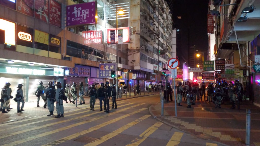 防暴警察驅散人群