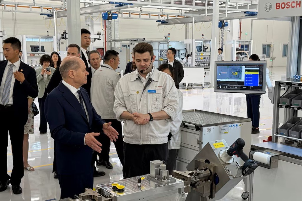 德国总理朔尔茨参观在华的德国企业。路透社