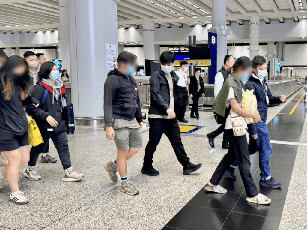 平安返港5港人由保安局人員陪同步出機場。保安局fb 平安返港5港人由保安局人員陪同步出機場。保安局fb