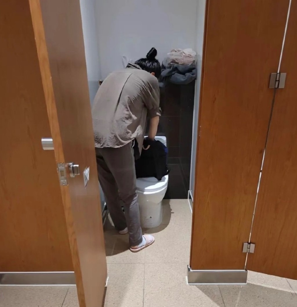 一位叫阿芬的外地務工者蝸居在虹橋火車站的廁格裏。