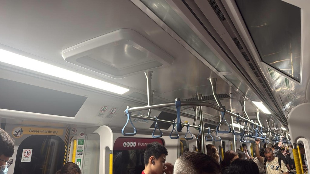 有列車車廂熒幕關閉。Threads：nat.ma.ma