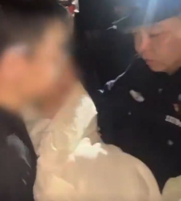 救援队伍救出男童。封面新闻