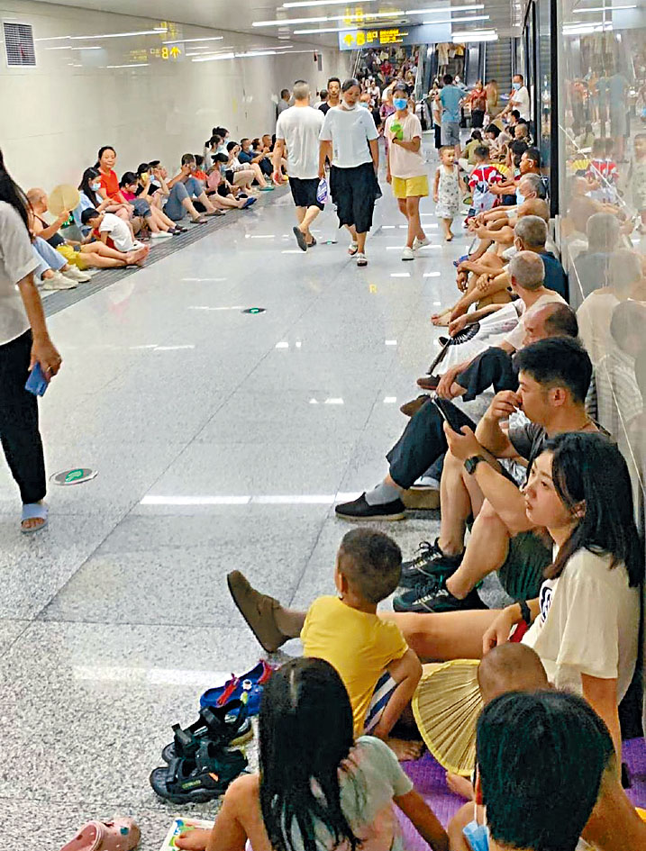 居民樓停電,成都民眾到地鐵站內「納涼」。