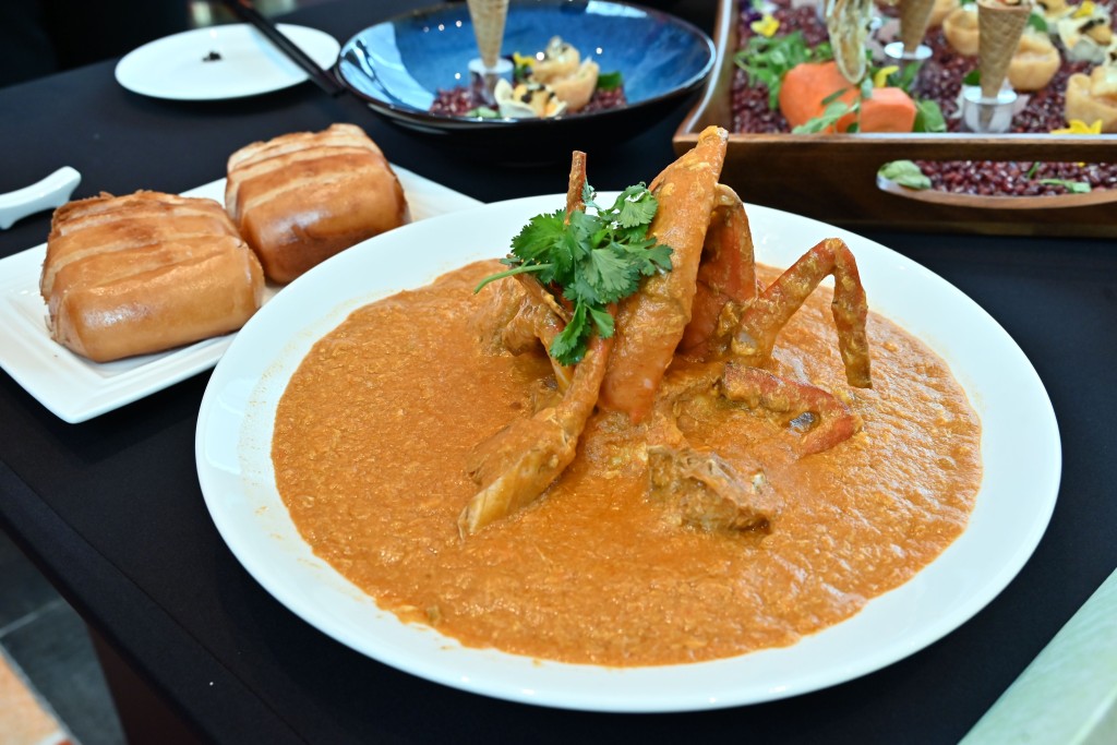 狮城辣椒螃蟹由新加坡的冯渳迅师傅打造。