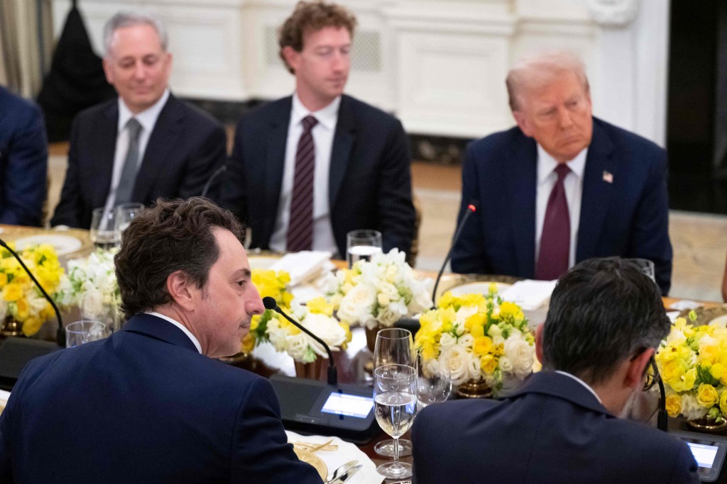 Google共同創辦人布林（左一）有份出席特朗普在白宮舉行的科技界領袖宴會。法新社