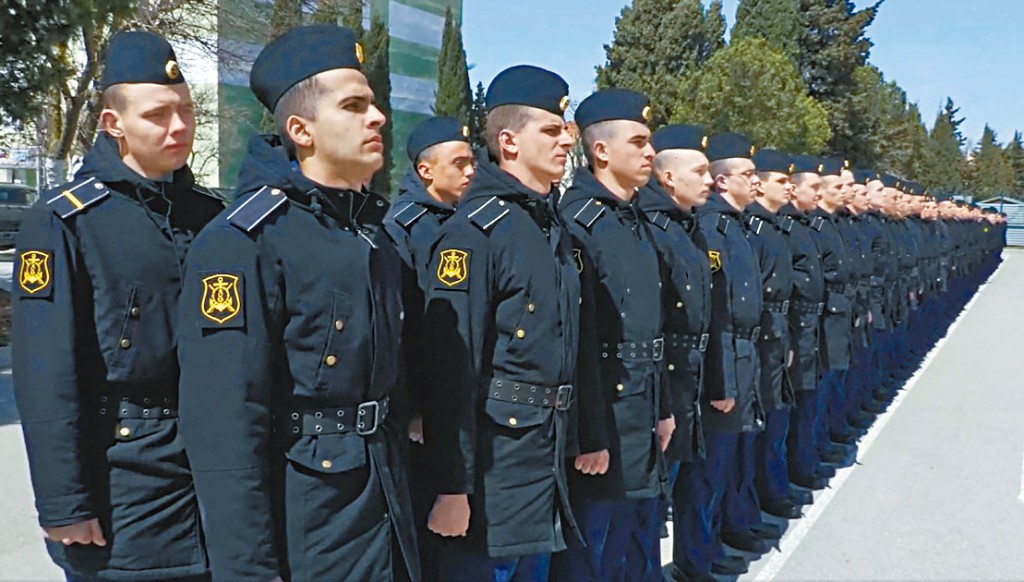 俄方發布「莫斯科號」導彈巡洋艦生還俄軍的影像。