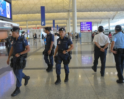 警方加派警員機場巡查